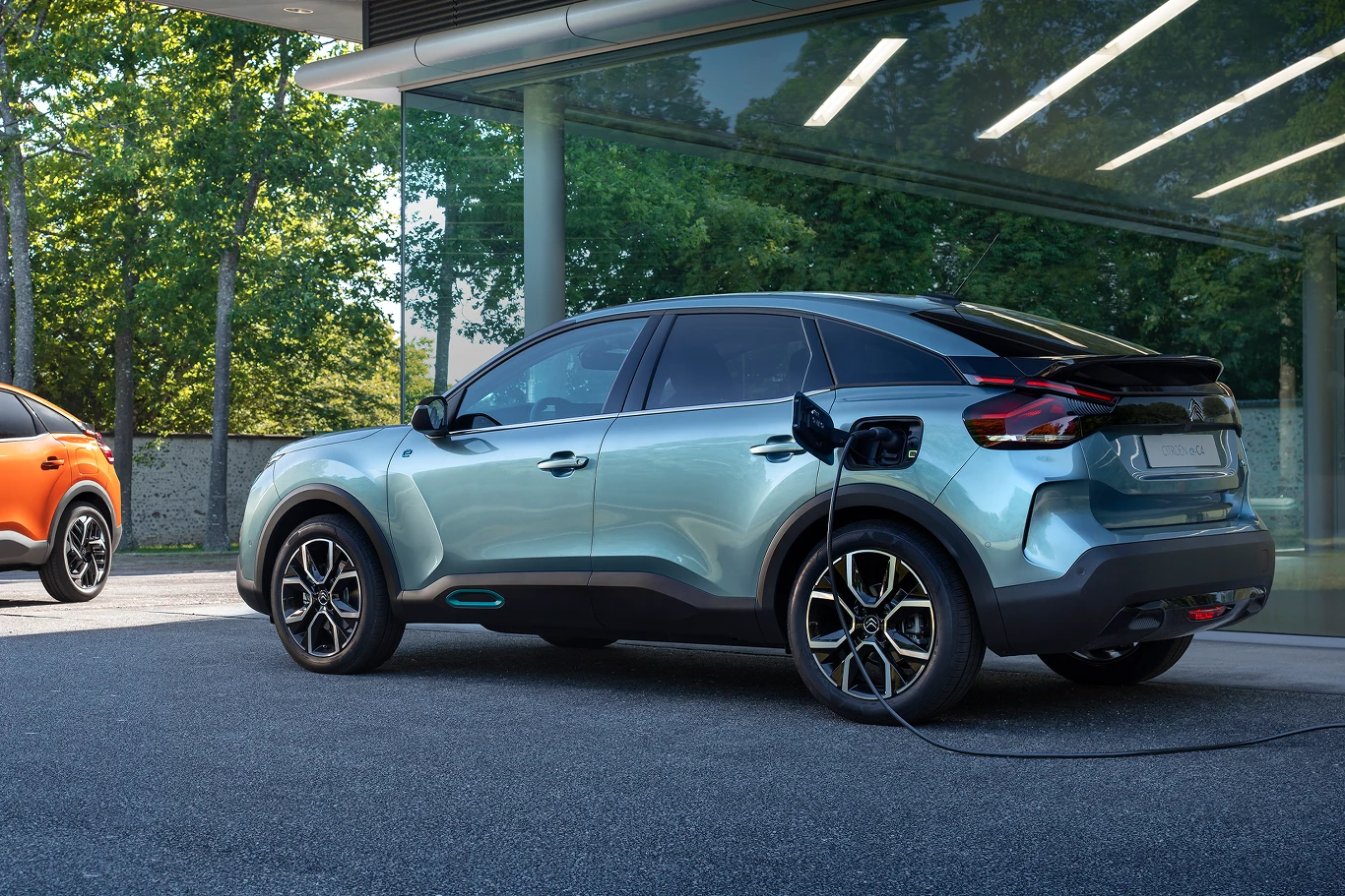 W pełni elektryczny Citroen e-C4 przejedzie na jednym ładowaniu do 360 km.
