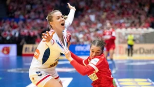 Emma Friis, wybrana później MVP meczu, zatrzymuje Sanję Radosavljević, Takich akcji w defensywie było sporo