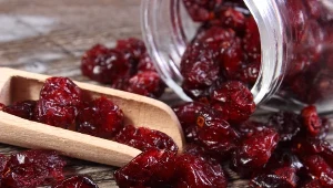 Jak działa suszona żurawina? Możesz być zaskoczony, jak wiele właściwości się jej przypisuje