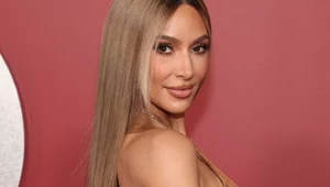 Kim Kardashian w białym gorsecie. Co się stało z jej sylwetką?