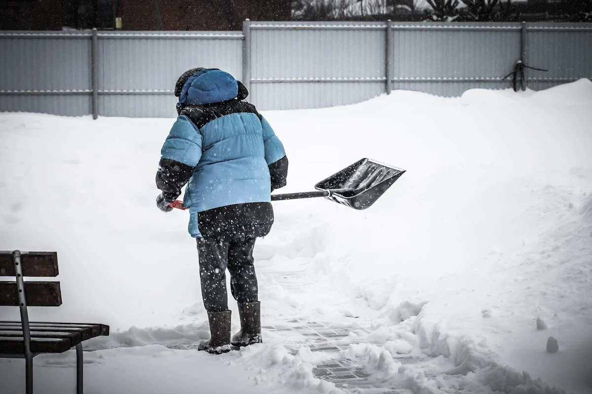 Jak ułatwić sobie odśnieżanie? Posmaruj łopatę tym produktem