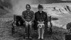 "Matka siedzi z tyłu": W toksycznej relacji z martwą matką [recenzja]