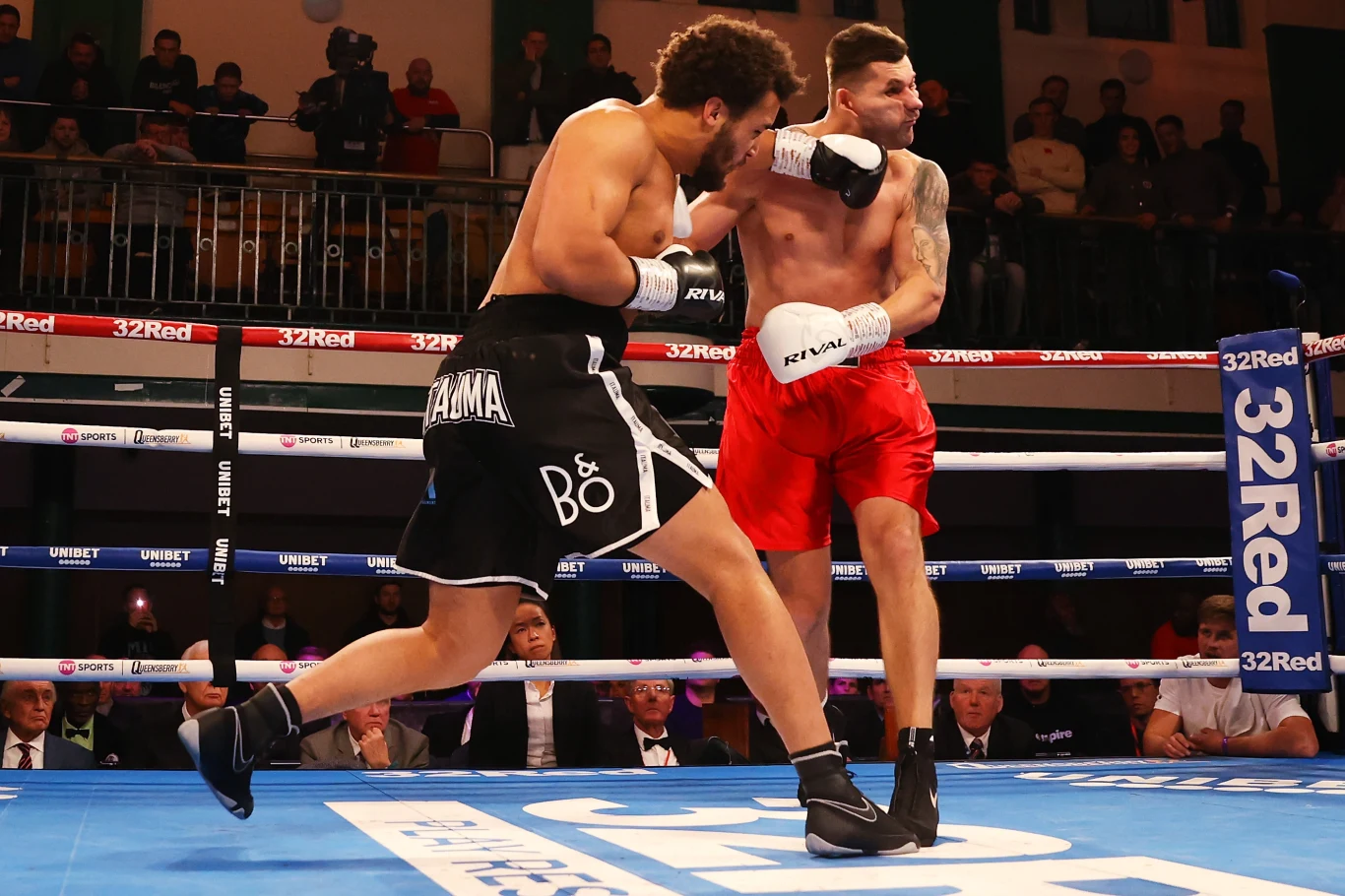 Moses Itauma zadaje dewastujący lewy sierpowy na głowę Michała Bołoza Moses Itauma zadaje dewastujący lewy sierpowy na głowę Michała Bołoza