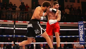 Moses Itauma zadaje dewastujący lewy sierpowy na głowę Michała Bołoza