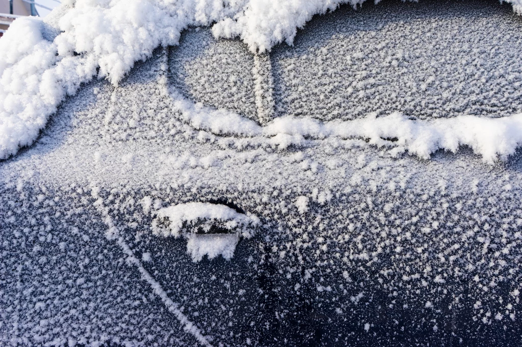 Otwarcie tak zamarzniętych drzwi może być wyzwaniem. Jak sobie poradzić?