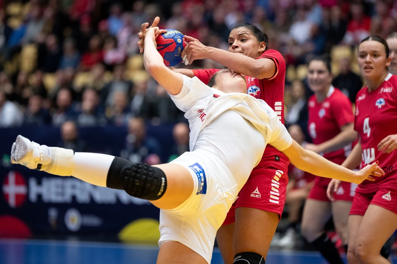 Rikke Iversen powstrzymywana przez Chilijki. To rzadki kadr z tego spotkania