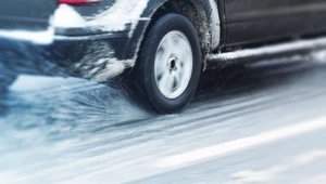 Driftowanie na zaśnieżonym parkingu? To pewny mandat