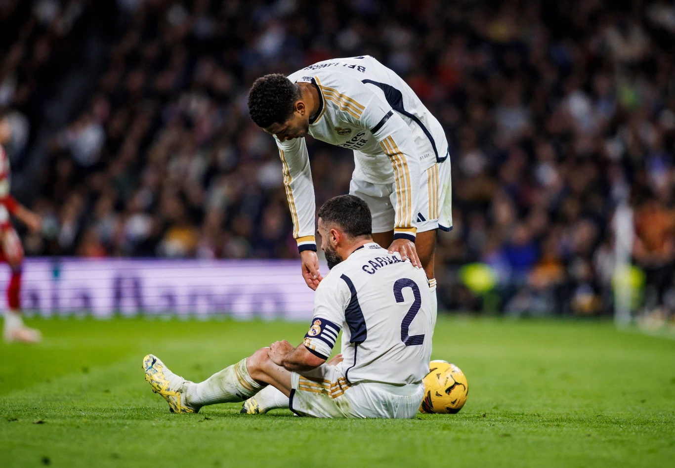 Dani Carvajal (na ziemi) i Jude Bellingham
