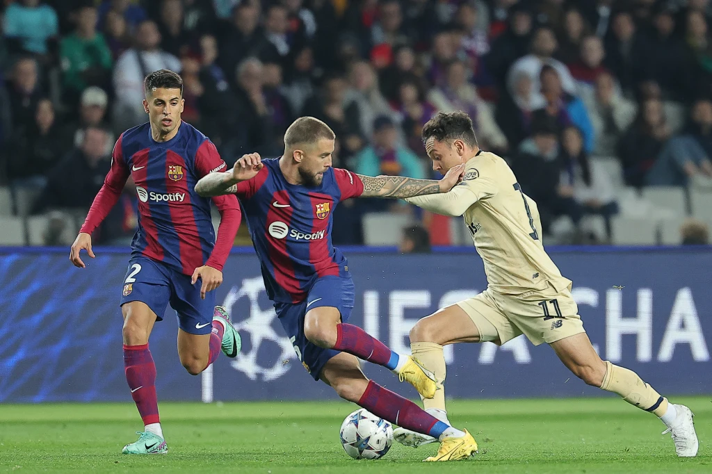 Inigo Martinez (na pierwszym planie, w środku) Inigo Martinez (na pierwszym planie, w środku)