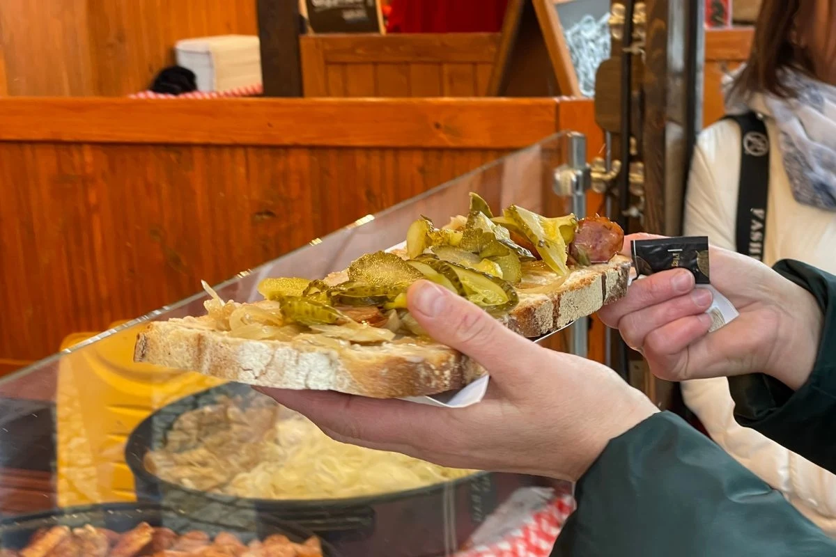 Pajdę ze smalcem, kiełbasą, cebulką i ogórkiem dostaniemy za 35 zł