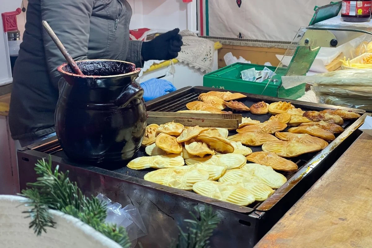 Na jarmarku w Warszawie małe serki z grilla dostaniemy w cenie 8 zł