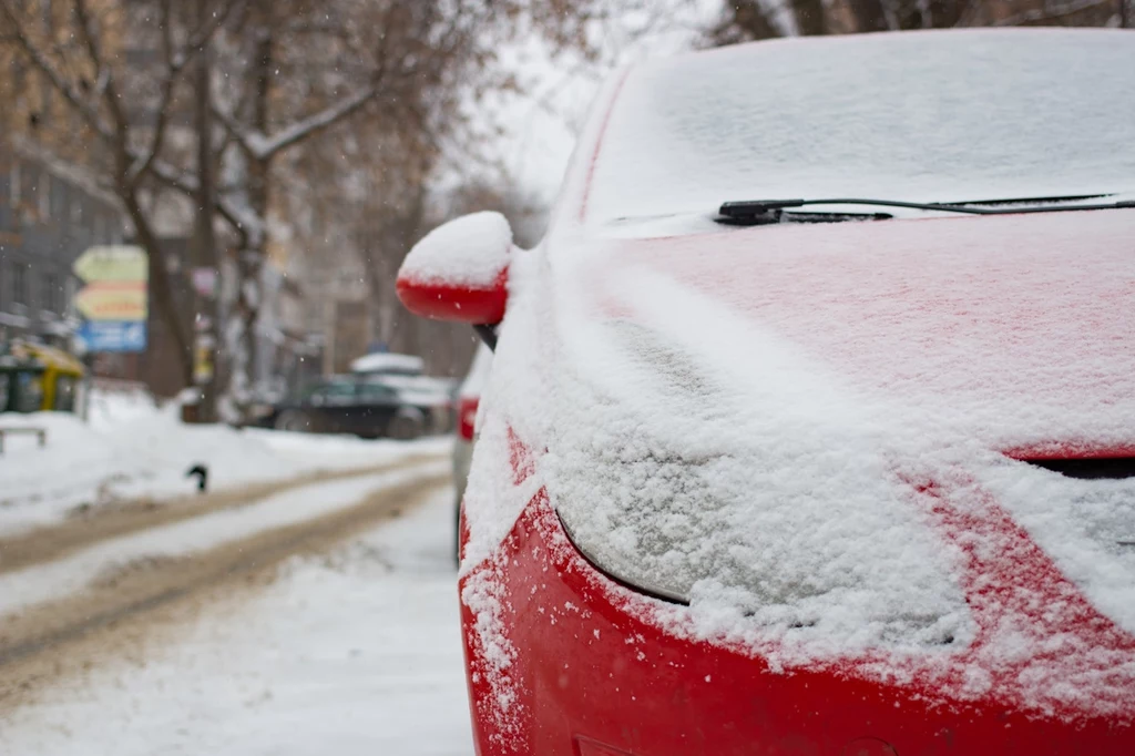 Co grozi za nieodśnieżone auto? Kwota mandatu przyprawia o zawrót głowy