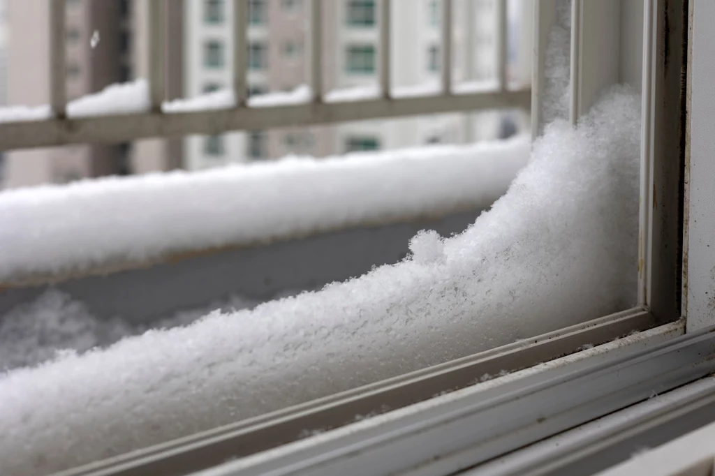 Jak regulować drzwi balkonowe na zimę? To już ostatni dzwonek