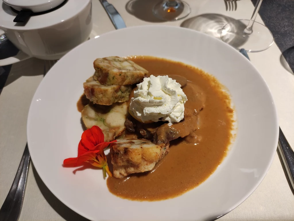 Svíčková z knedlikami to obowiązkowy punkt kulinarnej podróży po Czechach