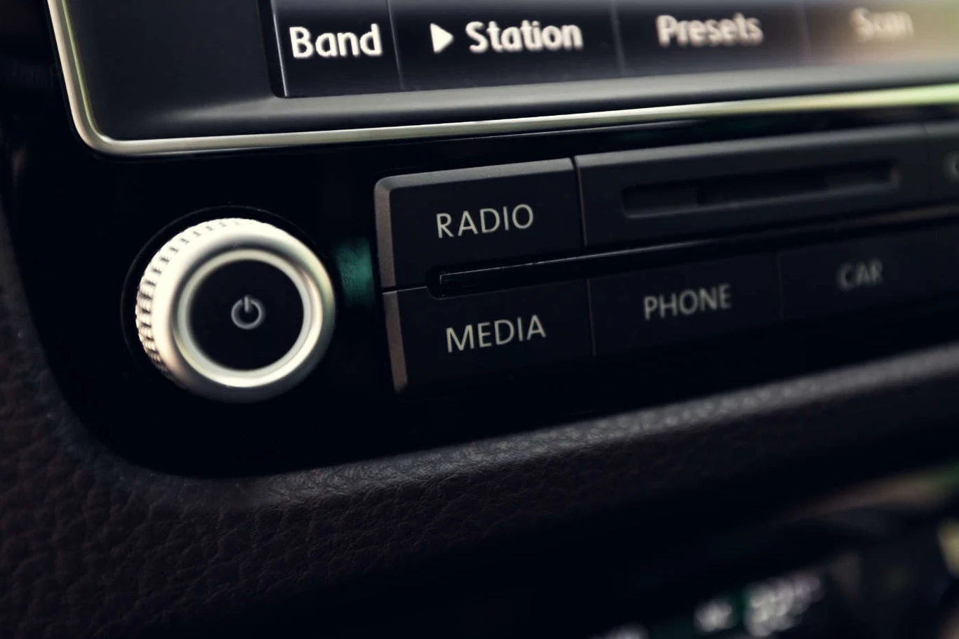 Zaletą korzystania z przycisku AST jest szybkie i wygodne wyszukiwanie stacji radiowych