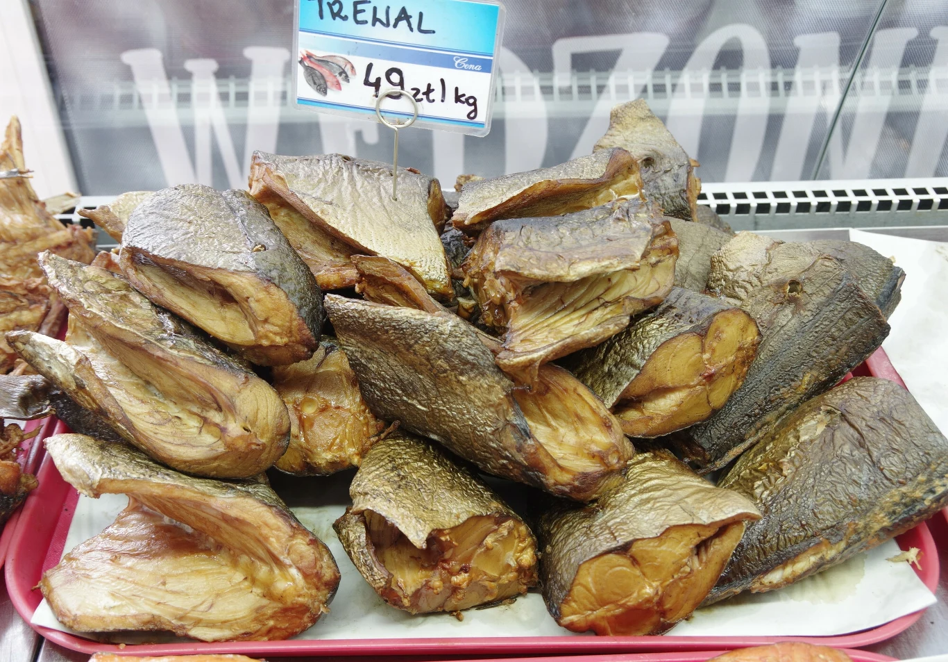Trewala najczęściej można spotkać w postaci wędzonej. W dobrze zaopatrzonych supermarketach dostępny jest także świeży Trewala najczęściej można spotkać w postaci wędzonej. W dobrze zaopatrzonych supermarketach dostępny jest także świeży