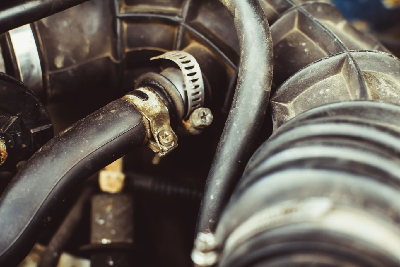 Przewody w silniku odpowiadają za rozprowadzanie paliwa, powietrza, płynu chłodniczego ,a nawet oleju