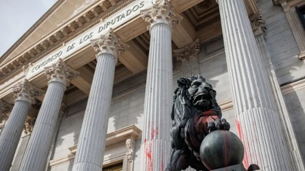 Budynek Kongresu w Madrycie, który został pomazany farbą przez aktywistów klimatycznych z organizacji Scientific Rebellion - odłamu Extinction Rebellion