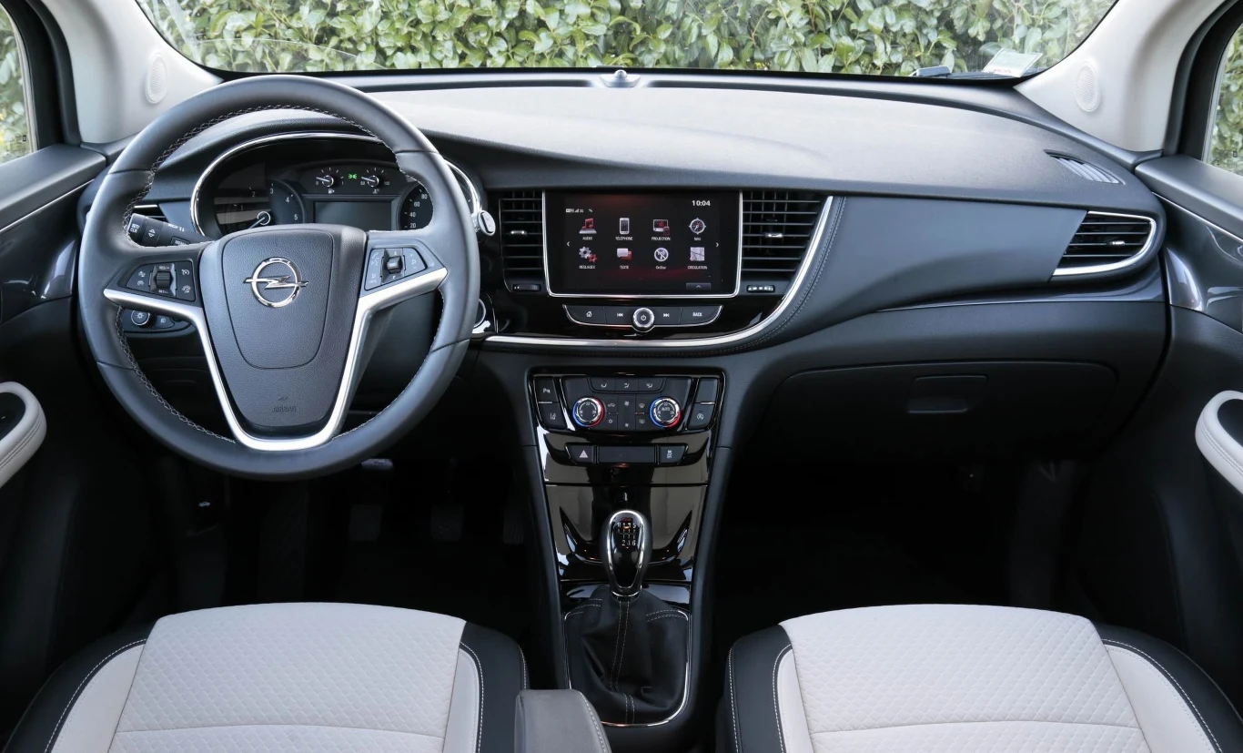 Opel Mokka X od 2019 roku ma zmienioną kabinę z mniejszą liczbą przycisków i nowym ekranem dotykowym
