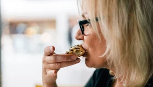 Masz chorobę Hashimoto? Unikaj produktów prozapalnych, w tym słodyczy i żywności wyskoprzetworzonej