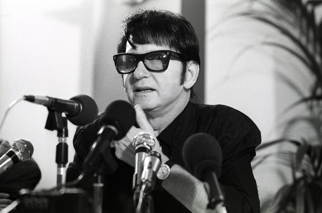 Roy Orbison na konferencji prasowej w listopadzie w Belgii. Muzyk zmarł niecałe trzy tygodnie później