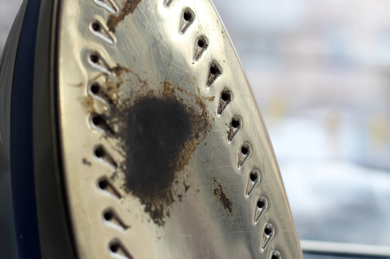 Przypalone żelazko będzie jak nowe, jeśli zastosujemy sól czy pastę octowo-sodową. Teflonowe powierzchnie lepiej jednak wyczyścić innymi produktami. Przypalone żelazko będzie jak nowe, jeśli zastosujemy sól czy pastę octowo-sodową. Teflonowe powierzchnie lepiej jednak wyczyścić innymi produktami.