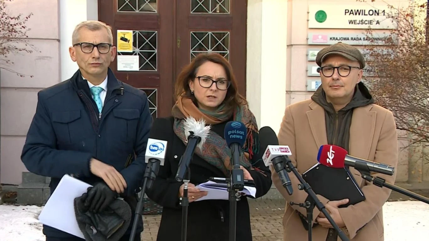 Posłowie Kamila Gasiuk-Pihowicz i Robert Kropiwnicki z KO wraz z senatorem Krzysztofem Kwiatkowskim złożyli do prokuratury zawiadomienie przeciwko Krajowej Radzie Sądownictwa Posłowie Kamila Gasiuk-Pihowicz i Robert Kropiwnicki z KO wraz z senatorem Krzysztofem Kwiatkowskim złożyli do prokuratury zawiadomienie przeciwko Krajowej Radzie Sądownictwa