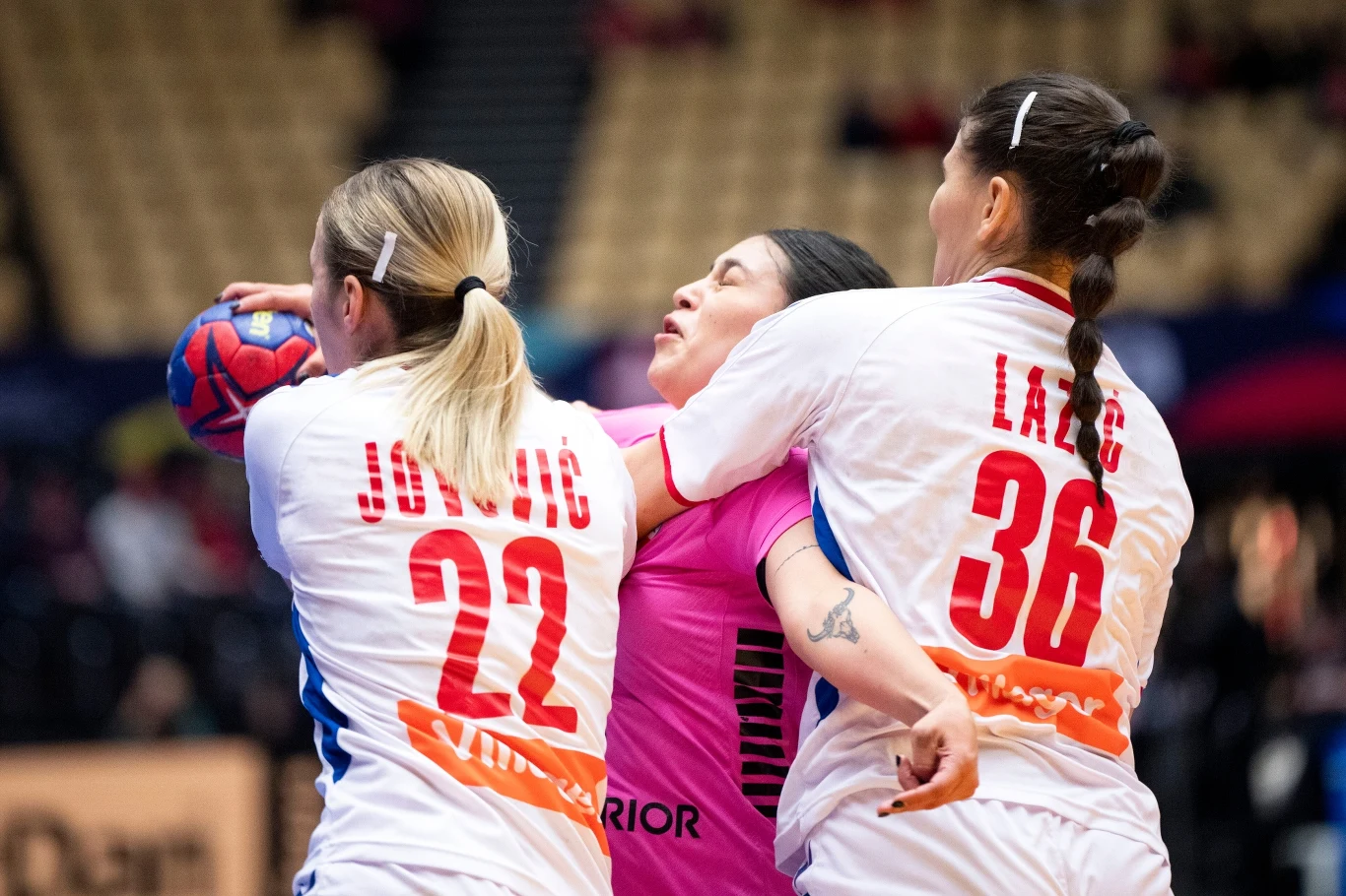 22-letnia Josefa Araya zatrzymywana przez serbską defensywę