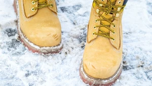 Tak szybko wyczyścisz buty z soli. Nie potrzebujesz drogich środków 