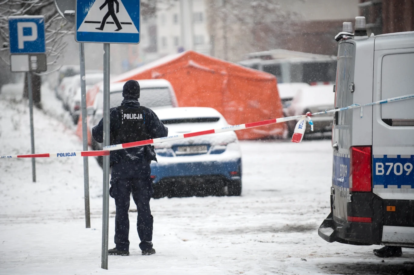 Miał zostać dokładnie przeszukany. Nowe informacje w sprawie Maksymiliana F., który postrzelił policjantów we Wrocławiu Miał zostać dokładnie przeszukany. Nowe informacje w sprawie Maksymiliana F., który postrzelił policjantów we Wrocławiu