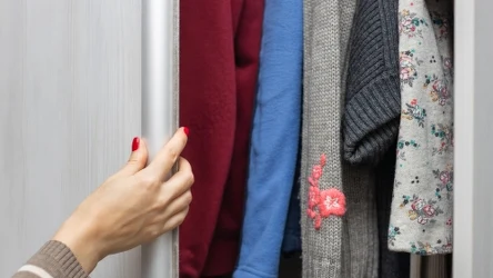 Ubrania w tym kolorze mogą wpływać na nastrój — wiele osób o tym nie wie 