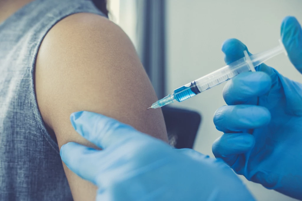 Dzięki szczepionkom uratowano przynajmniej 2,5 miliona osób. Ich skuteczność była jednak przeceniana - twierdzi ekspert medycyny i epidemiologii Dzięki szczepionkom uratowano przynajmniej 2,5 miliona osób. Ich skuteczność była jednak przeceniana - twierdzi ekspert medycyny i epidemiologii
