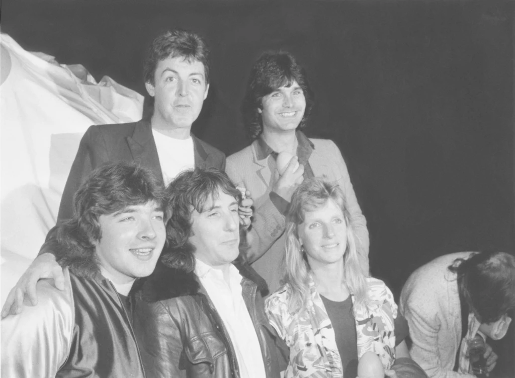 Grupa Wings w 1979 r. - w środku w dolnym rzędzie Denny Laine, z lewej u góry Paul McCartney