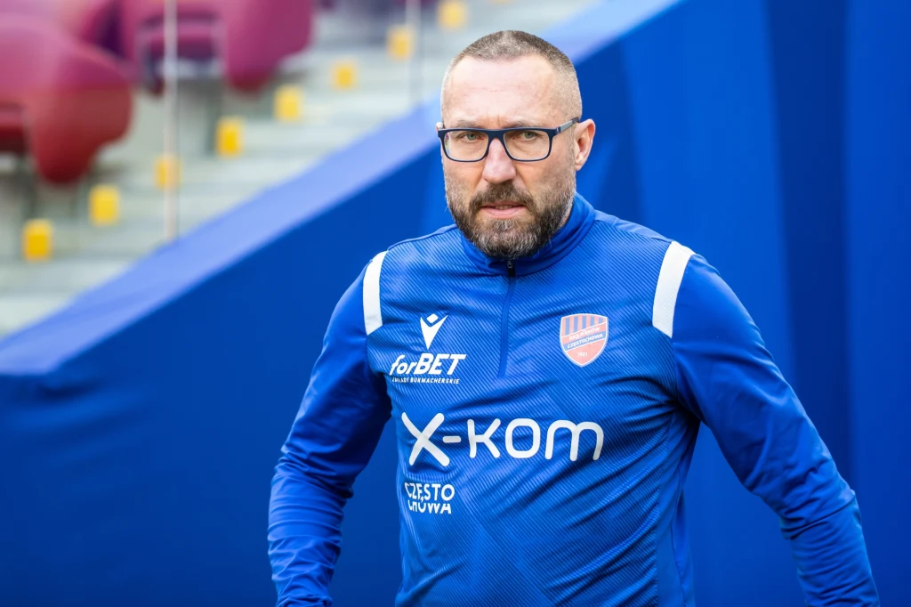 Marek Papszun od czasu odejścia z Rakowa wciąż nie znalazł zatrudnienia w nowym klubie