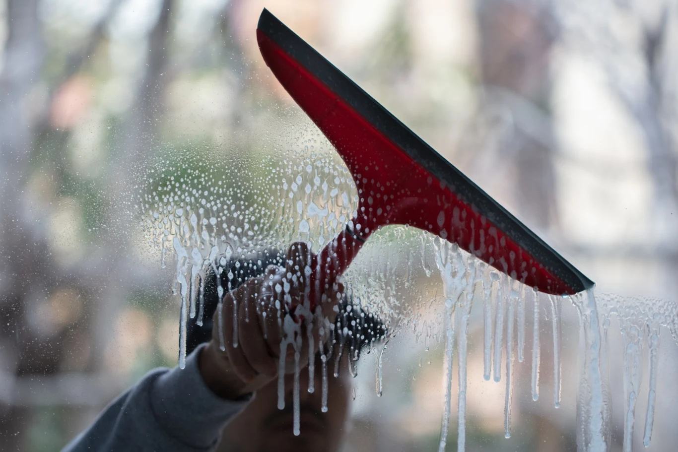 Okna najlepiej myć w pochmurny dzień Okna najlepiej myć w pochmurny dzień