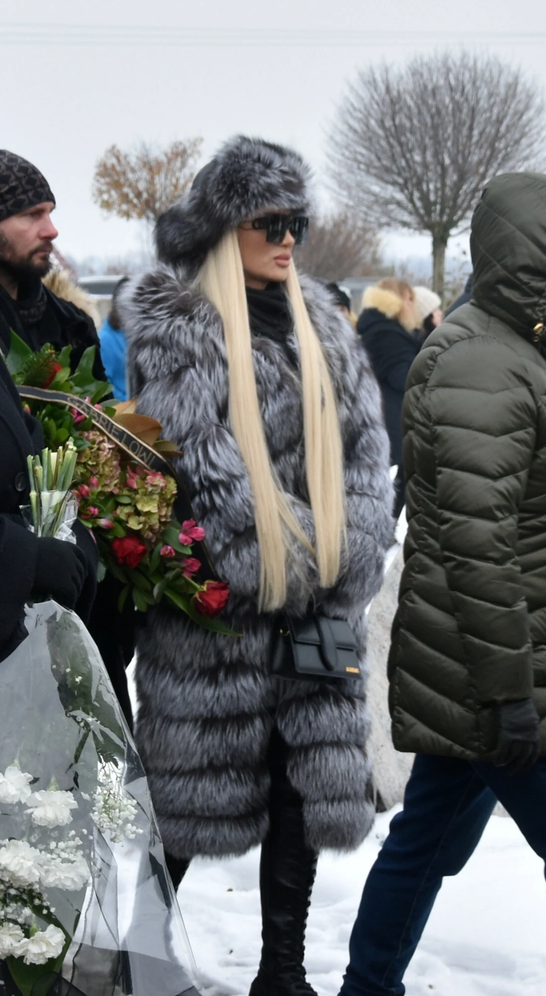 Iza Macudzińska z "Królowych życia" z mężem na pogrzebie Gabriela Seweryna