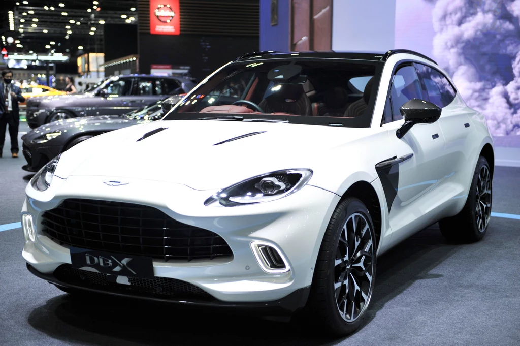 Aston Martin DBX na targach w Bangkoku w 2020 roku. Tym modelem jeździ jedna z polskich posłanek