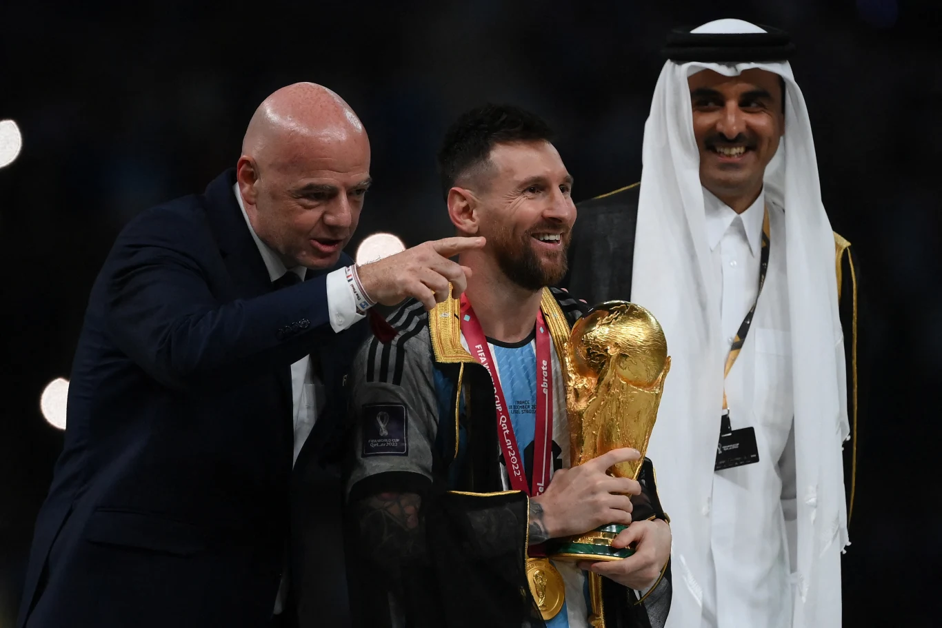 Grudzień 2022, mundial w Katarze. Gianni Infantino przed chwilą wręczył kapitanowi Puchar Świata