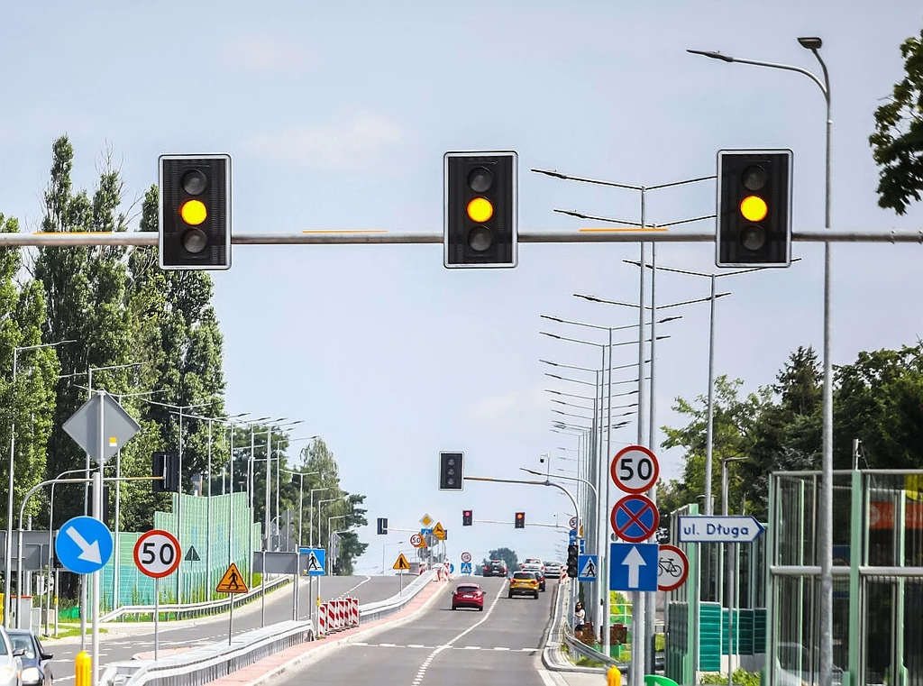 Wyprzedzanie na pasach a sygnalizacja świetlna. Jakie są przepisy?