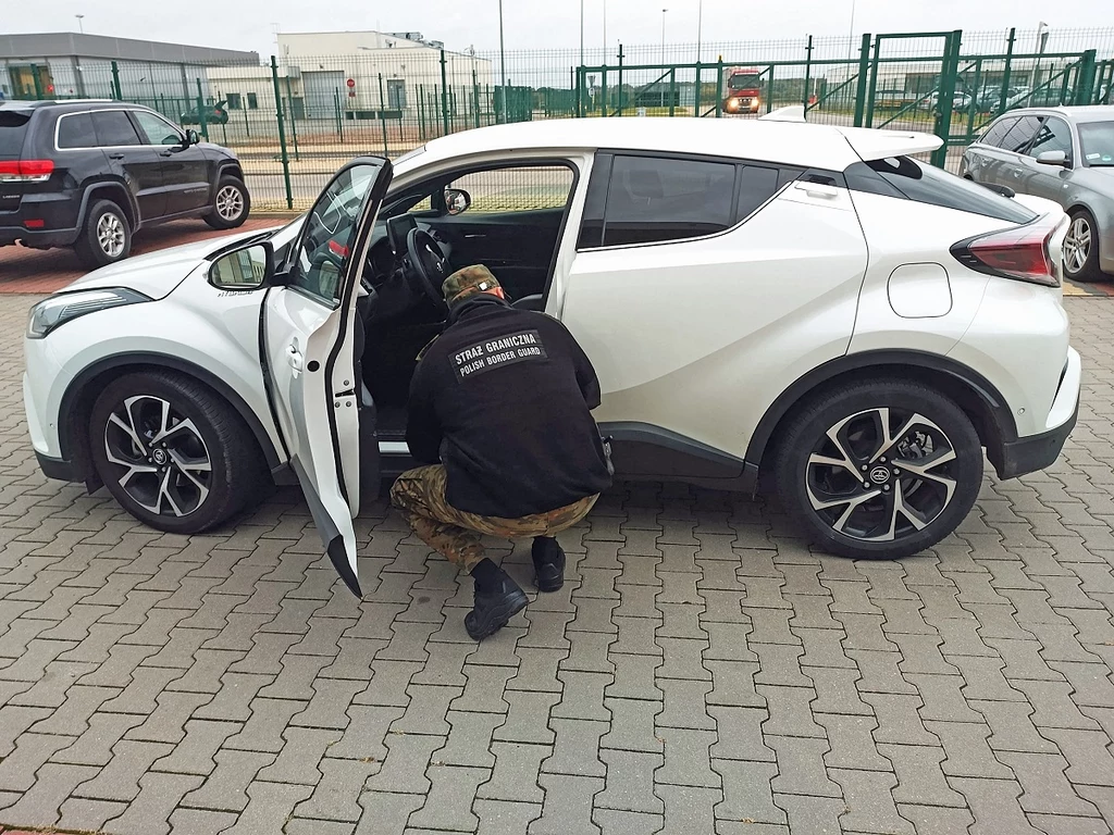 Skradziona w Hiszpanii Toyota C-HR wartości 100 tys. zł zatrzymana na granicy przez funkcjonariuszy Nadbużańskiego Oddziału Straży Granicznej / fot. Straż Graniczna