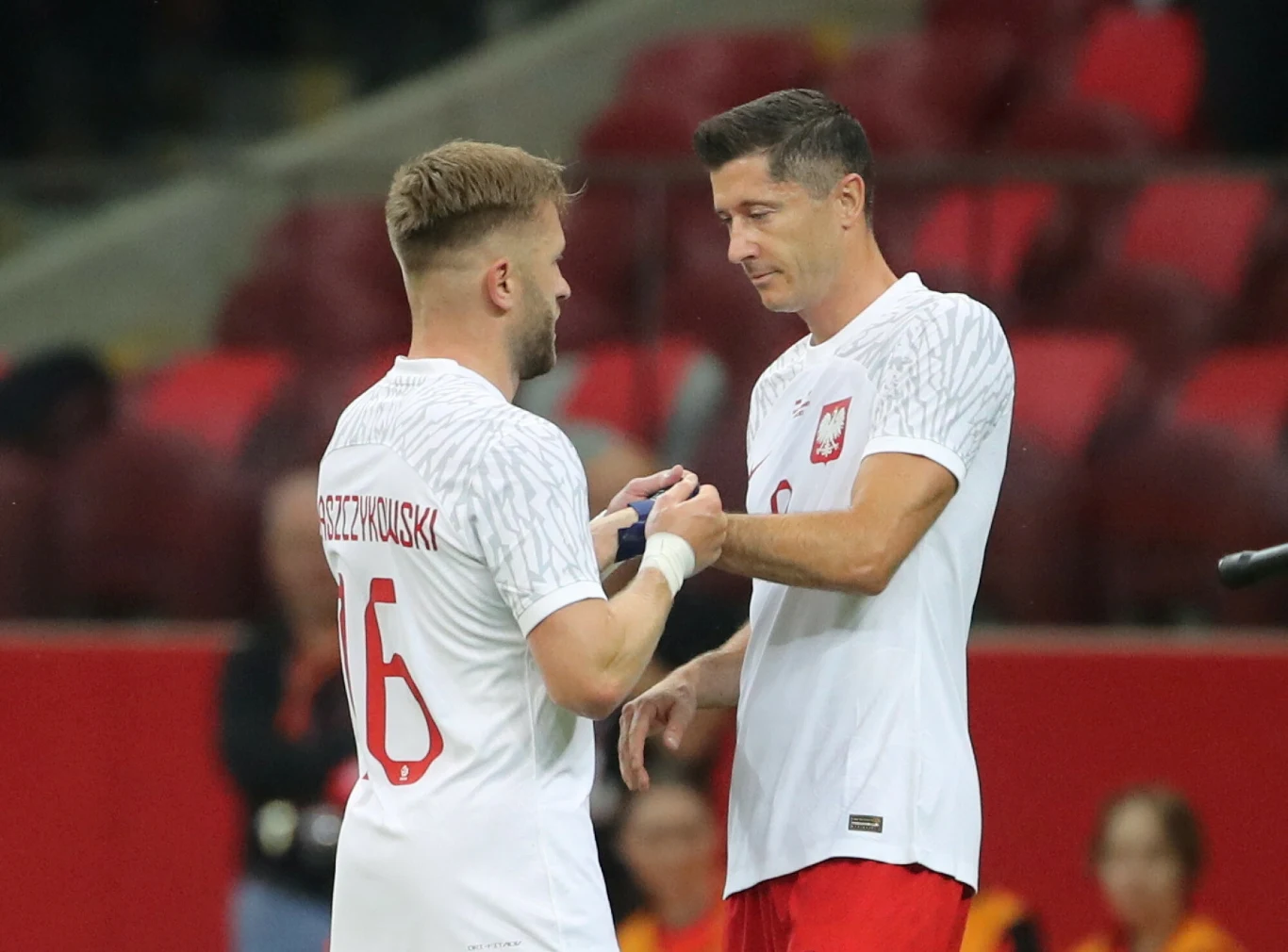 Na zdjęciu moment przekazania opaski kapitana reprezentacji przez Jakuba Błaszczykowskiego Lewandowskiemu. Na zdjęciu moment przekazania opaski kapitana reprezentacji przez Jakuba Błaszczykowskiego Lewandowskiemu.