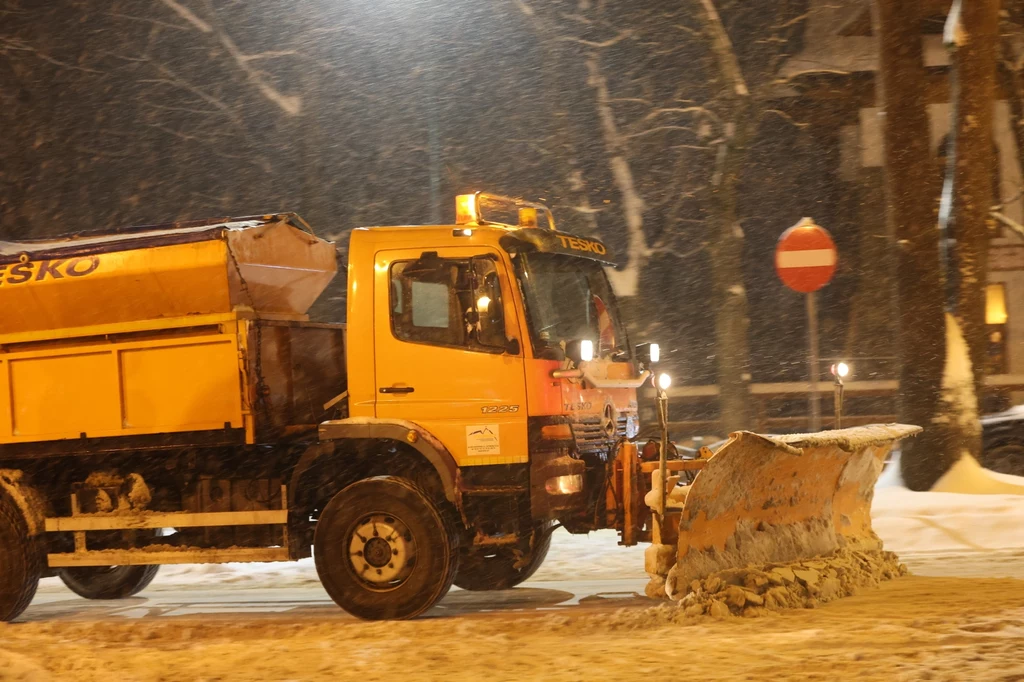 Włądze Zakopanego w nocy z czwartku na piątek przeprowadzą akcję wywozu śniegu z miasta. Proszą kierowców o przeparkowanie samochodów Włądze Zakopanego w nocy z czwartku na piątek przeprowadzą akcję wywozu śniegu z miasta. Proszą kierowców o przeparkowanie samochodów