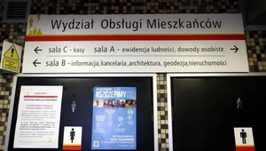 Skradziono dane Polaków. W urzędach ogromne kolejki