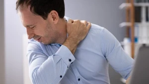 Ból barku może być spowodowany nieprawidłową postawą w trakcie pracy przy komputerze