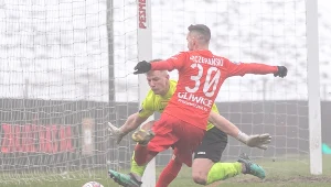 Trzecioligowiec mocno nastraszył Piasta. Cztery bramki po strzałach głową 