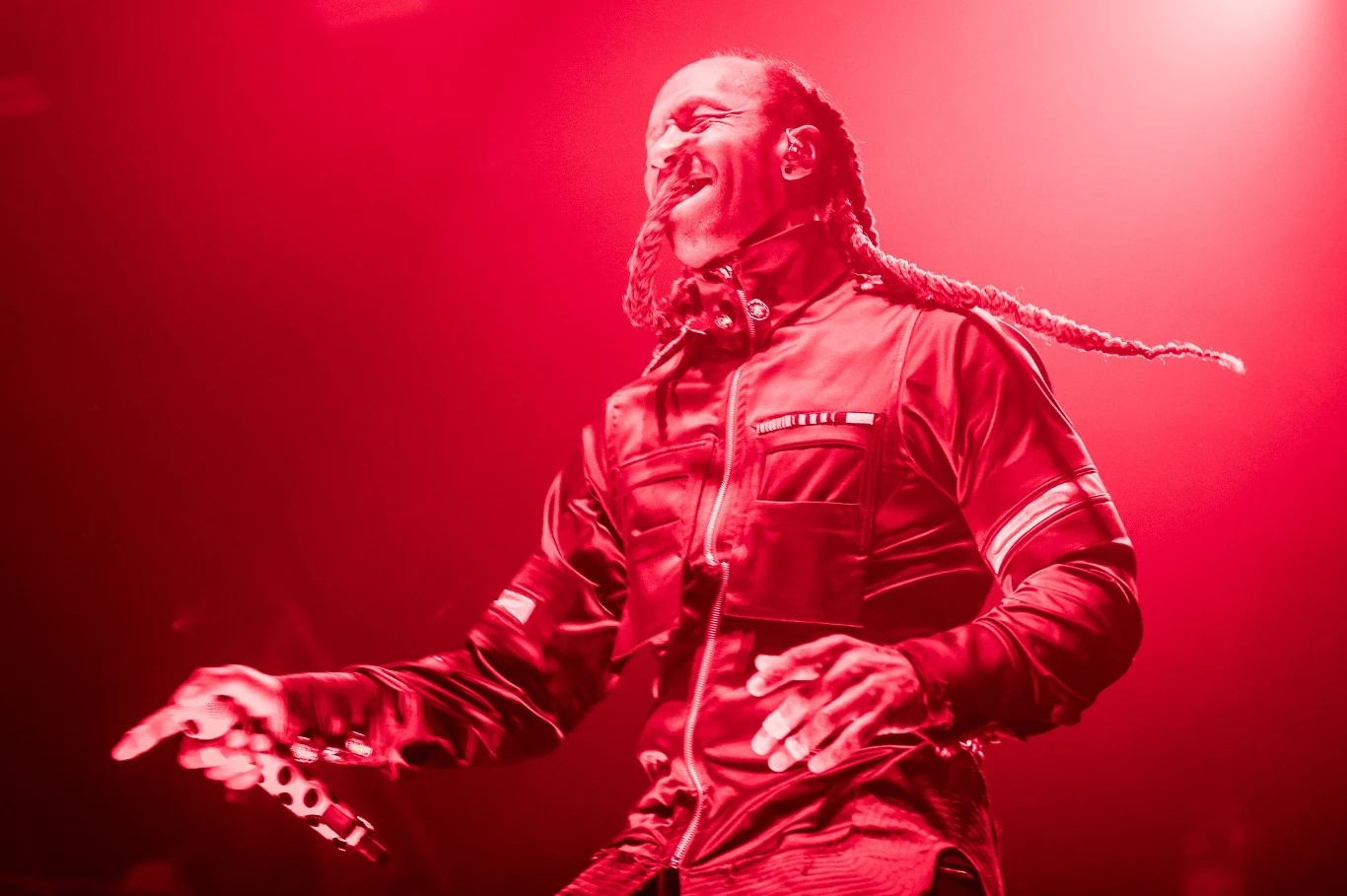 Maxim, który przejął teraz stery lidera The Prodigy, nie zapomniał o Keithie Flincie. Oddał mu hołd w trakcie utworu "Firestarter" - za jego plecami pojawił się zarys postaci Flinta ze słynnego teledysku. Poza tym stojąca na scenie tajemnicza postać, symbolizująca zmarłego tragicznie artystę, wystrzeliła z oczu w stronę publiki lasery. Fani czuli, że ich uwielbiany muzyk jest wciąż blisko.