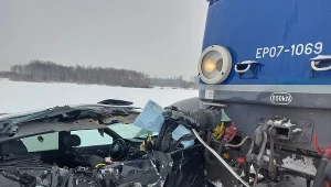 Na niestrzeżonym przejeździe kolejowym samochód osobowy zderzył się z pociągiem