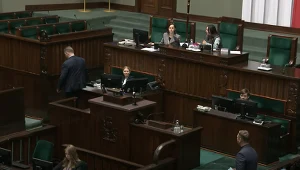 Przemysław Czarnek kilkukrotnie próbował dostać się na mównicę. Odwrócił się do wicemarszałek plecami