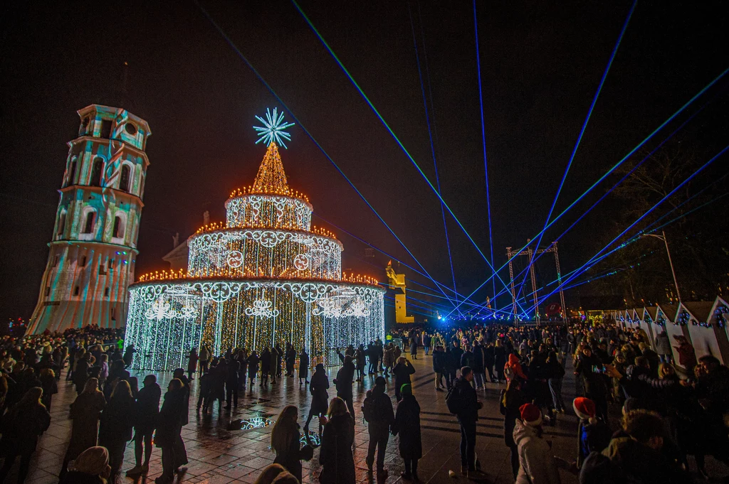 Niebywała atmosfera oraz liczne świąteczne atrakcje przyciągają do Wilna coraz więcej turystów 