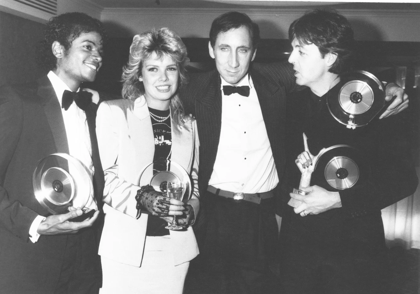 Michael Jackson z Paulem McCartneyem w 1983 roku, obok nich Pete Townshend i Kim Wilde